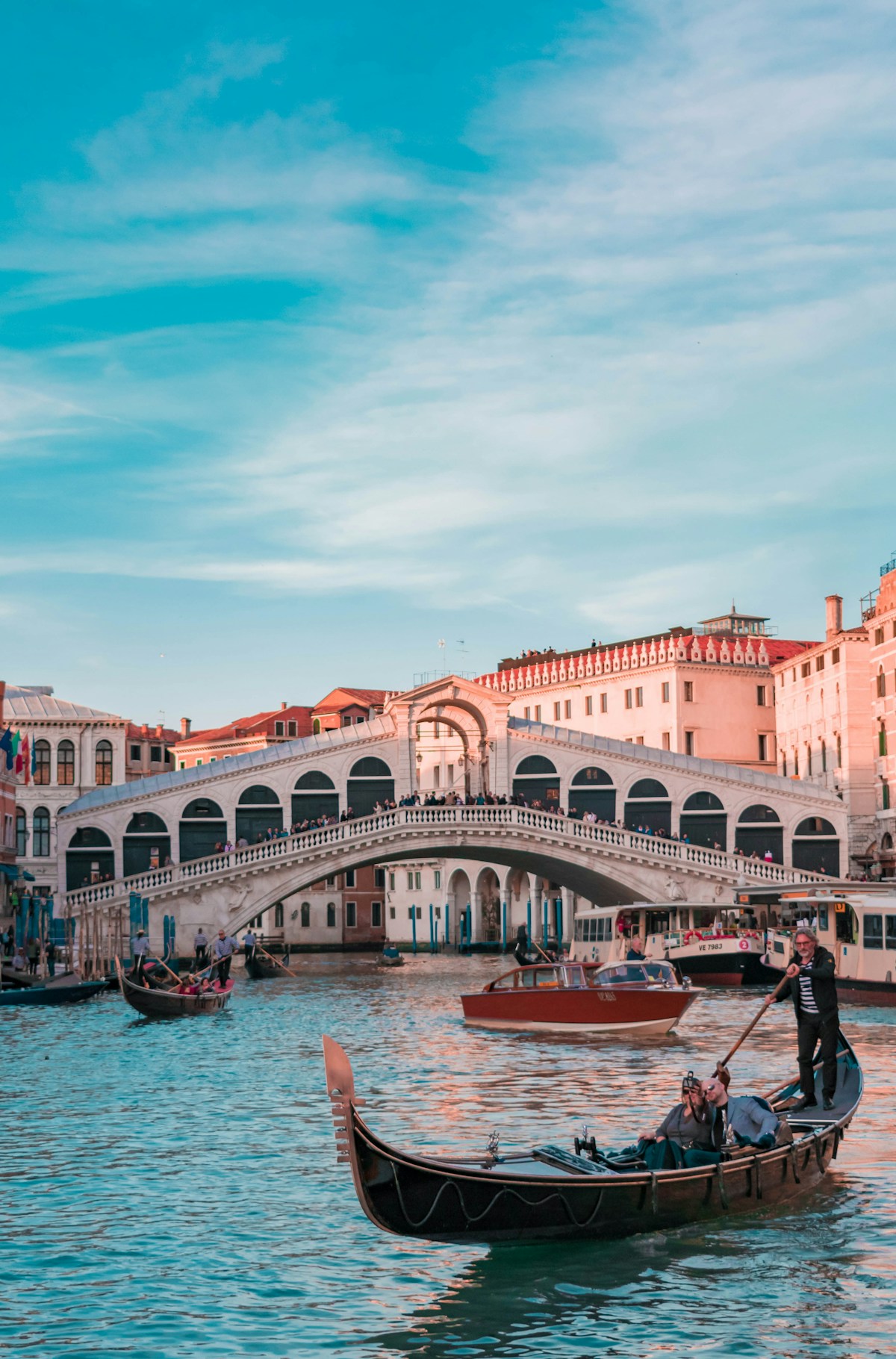 🛶 Journey to the Floating City