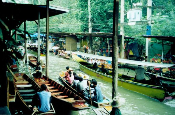 🛶 Day 4: Floating Market + Free Evening
