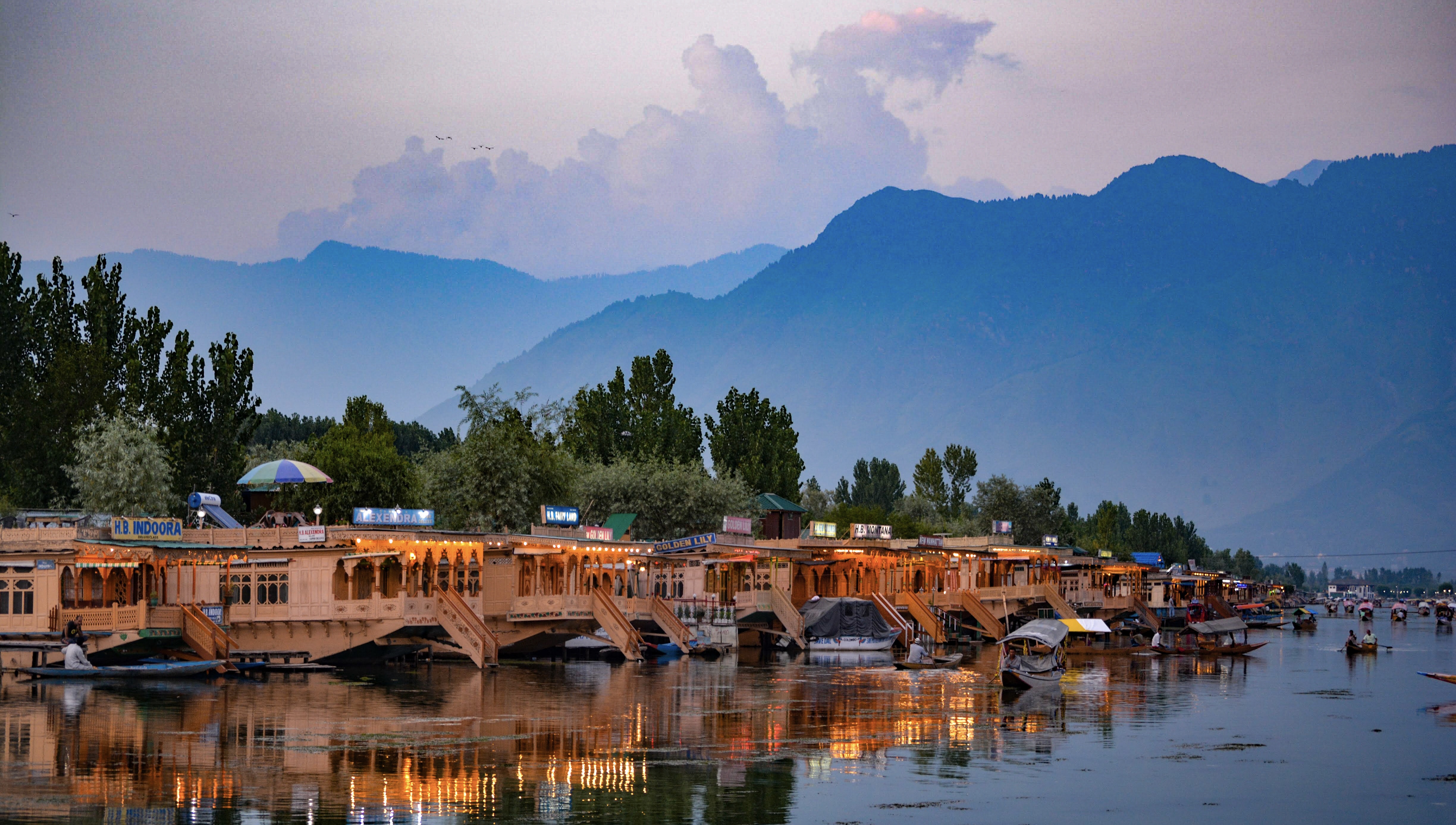🛶 Day 4: Srinagar Local + Houseboat Night